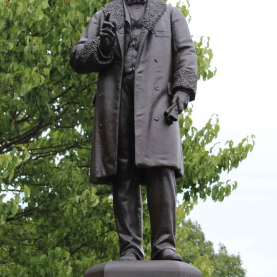 Pedestal & Bronze Statue of Howell Gwyn, Victoria Gardens Park