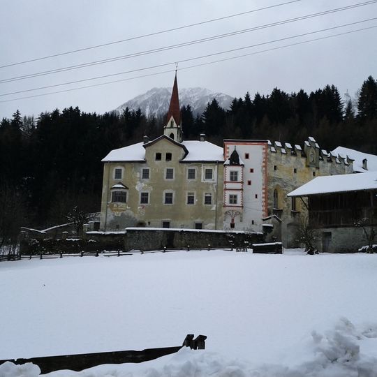 Risgebäude mit Gartenraum