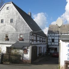 Wohnstallhaus, Seitengebäude und Torbogen eines ehemaligen Vierseithofes Ortelsdorfer Straße 25