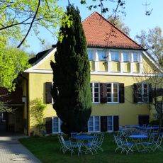 Wohnhaus mit Pavillon