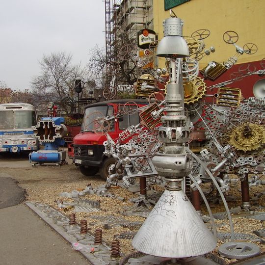 Kovová plastika u domu Plynární 1096/23