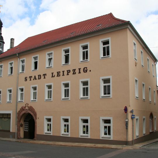 Hotel in Ecklage und halboffener Bebauung