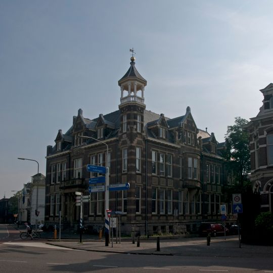 Kantoorgebouw in Overgangsstijl met elementen uit het rationalisme en neo-renaissance