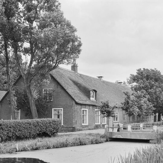 Boerderij onder rieten wolfdak