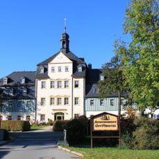 Herrenhaus und zwei Wirtschaftsgebäude des ehemaligen Rittergutes (heute Pflegeheim) Elterleiner Straße 2