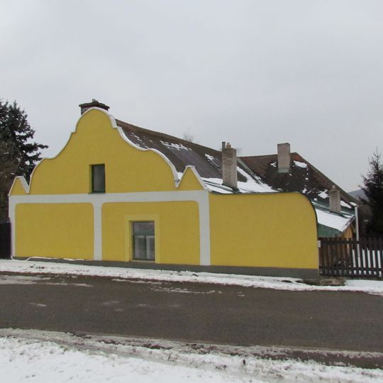 Barokní štít mlýna čp. 22