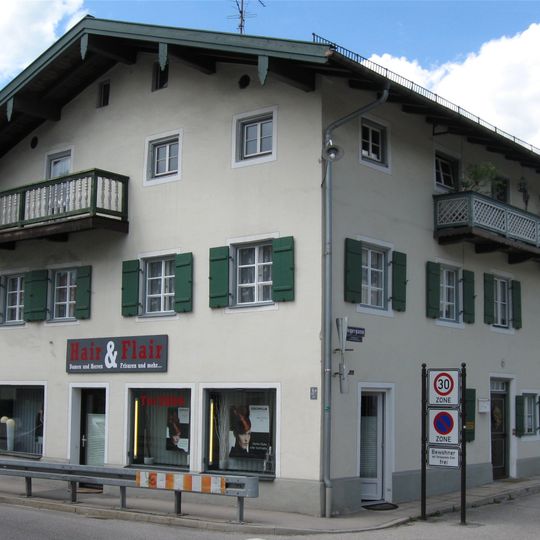 Wohn- und Geschäftshaus