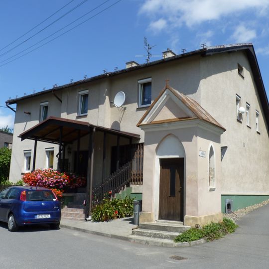 Kaplička v Hati na křižovatce ulic Kostelní a Pekařská