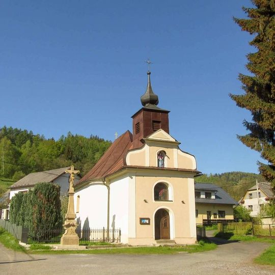 Kaple Panny Marie Bolestné v Bušíně ve středu obce