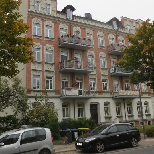 Mietshaus in halboffener Bebauung mit Vorgarten Weststraße 97