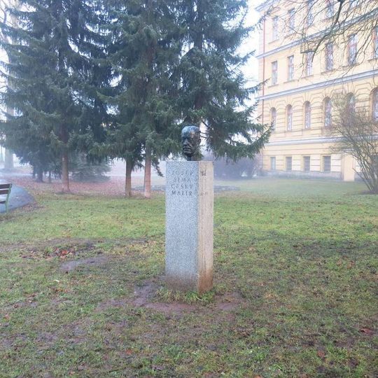 Pomník Josefa Šímy v parku u školy Na Ostrově v Jaroměři