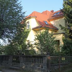 Villa in offener Bebauung mit Einfriedung Lessingplatz 14