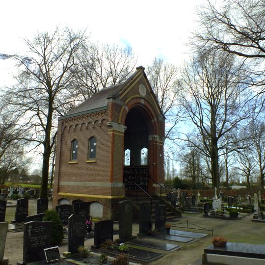 Kerkhofkapel, centraal gelegen op het kerkhof