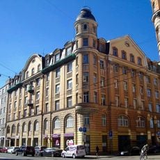 Īres nams ar veikaliem