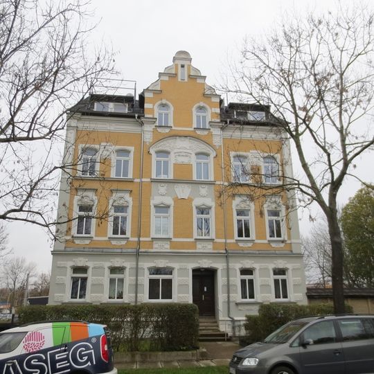 Mietshaus in offener Bebauung Solbrigstraße 15