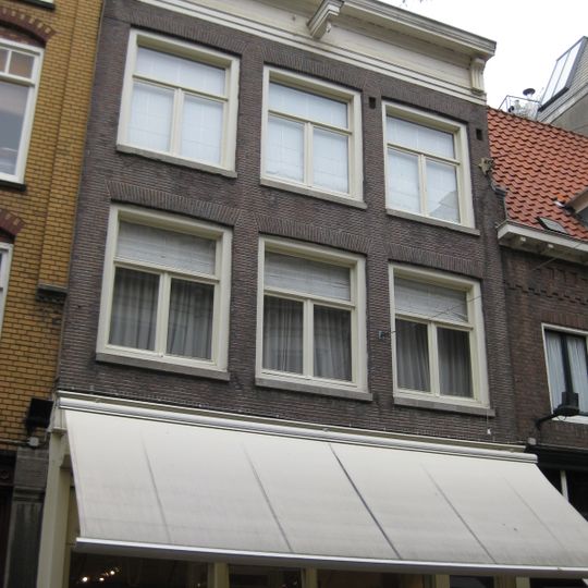 Huis met gevel onder rechte lijst