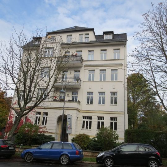 Mietshaus in offener Bebauung mit Vorgarten Heinrich-Beck-Straße 28