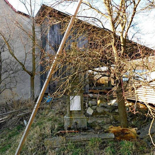Kříž v Bukové za domem čp. 19