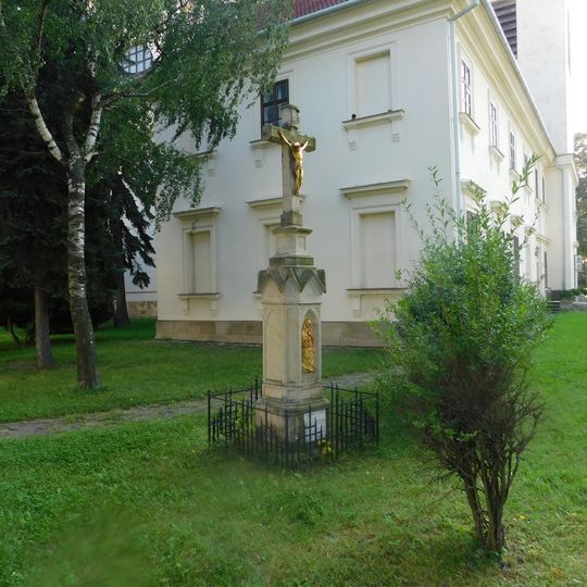 Kříž za kostelem ve Slavkově u Brna