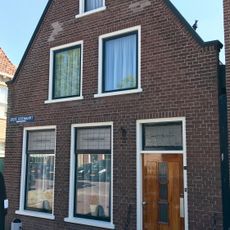 Hoekpandje onder zadeldak tussen topgevels