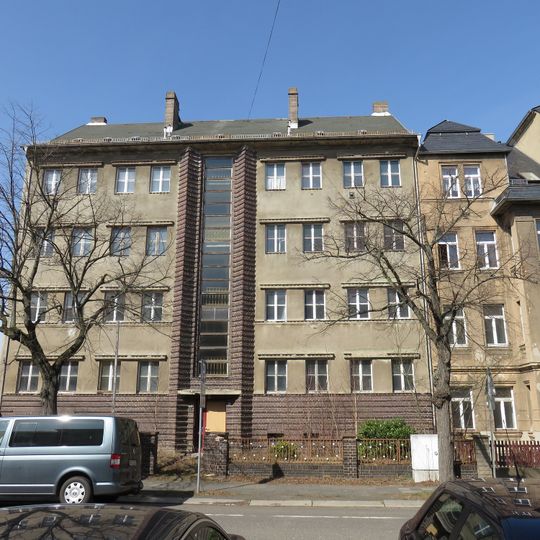 Mietshaus in halboffener Bebauung mit Vorgarten und Einfriedung Rosenbergstraße 2