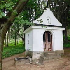 Kaplička severně od Bludova v lese