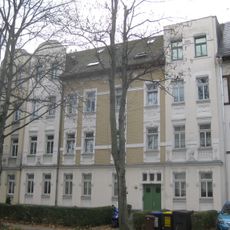 Mietshaus in geschlossener Bebauung mit Vorgarten Albrechtstraße 38