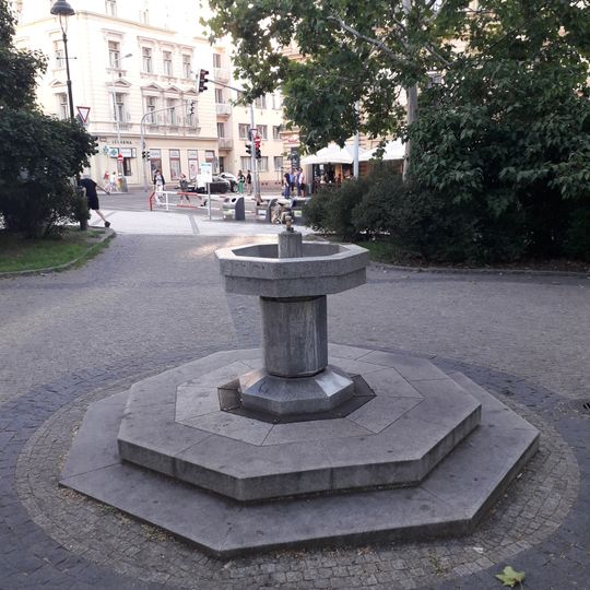 Kašna v jižní části Náměstí Míru v Praze