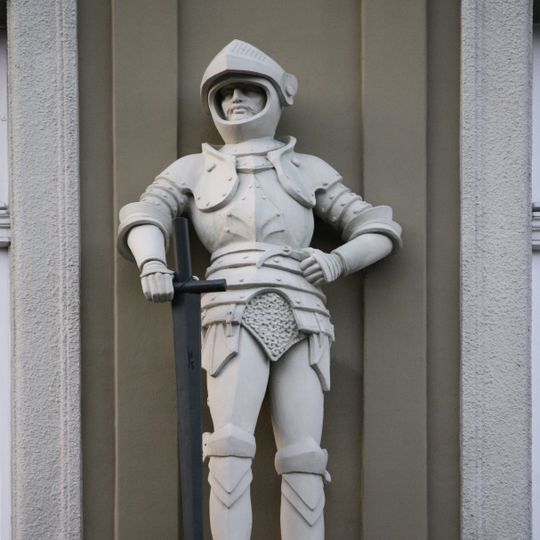 Socha rytíře na domě V Botanice 2 na Smíchově