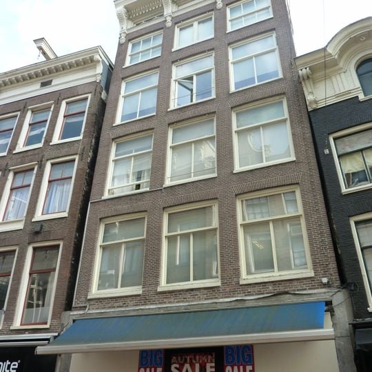 Pand met gevel onder gesneden rechte lijst met consoles en snijraam