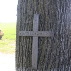 Dřevěný křížek na stromě u Studence