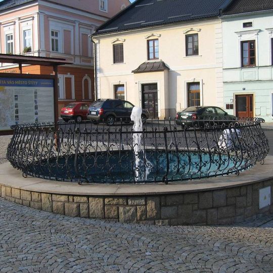 Kašna na náměstí Míru ve Štítech