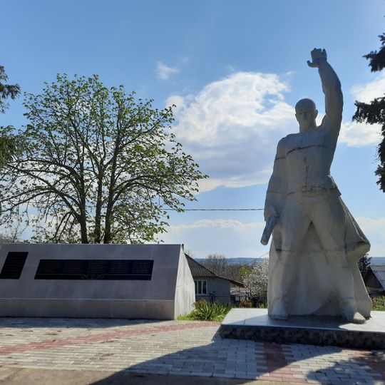 Monument în memoria a 39 consăteni căzuți în 1941-1945