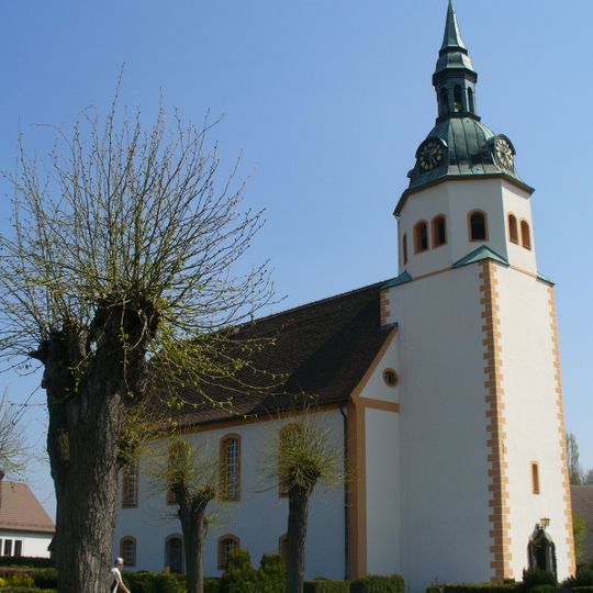 Evangelische Pfarrkirche mit Kirchhof, Denkmal für die Gefallenen des Ersten Weltkrieges sowie Einfriedungsmauer mit acht vorgelagerten Linden Wittichenauer Straße
