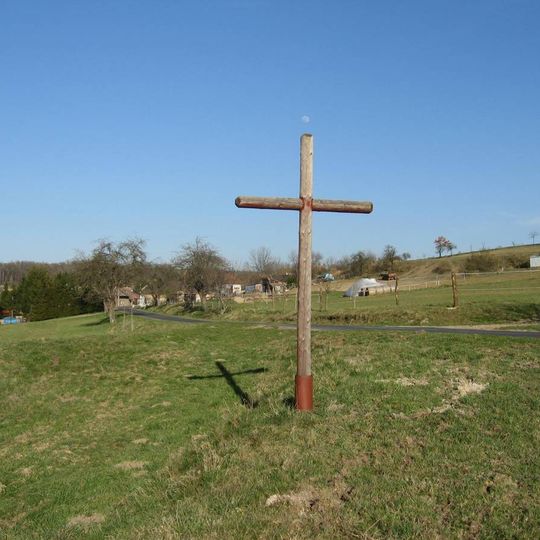 Kříž mezi tratí a silnicí západně od Kojovic