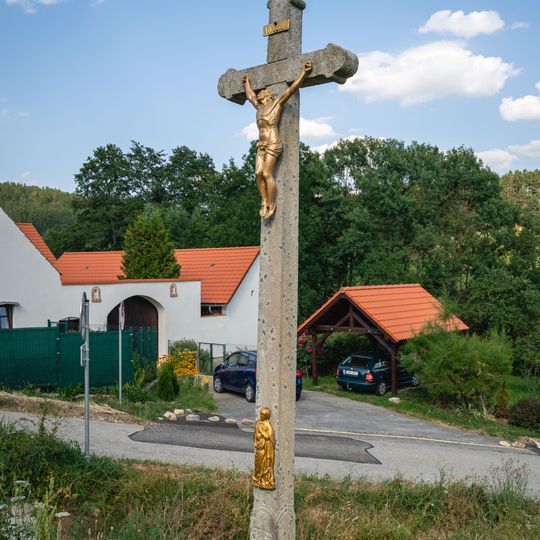 Kříž u hlavní silnice v Zlešicích