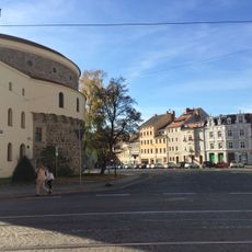 Stadtplatz mit Treppenanlage und Stützmauern mit aufgesetzter Balustrade, Mauer zwischen Kaisertrutz und Theater, Laternen, Grünanlage mit ihren Wegen, Aufteilungen und Gehölzbestand, Zufahrt und Wendekreis am Theater sowie die den Platz umgebende
