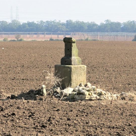 Kříž v poli u silnice severovýchodně od Skupic