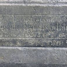 Podstavec vylomeného kříže v zahradě domu 2 v osadě Horní Pihel