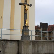 Kříž u kostela sv. Trojice v Babicích