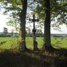 Kříž u okraje lesa severně od Záhostic