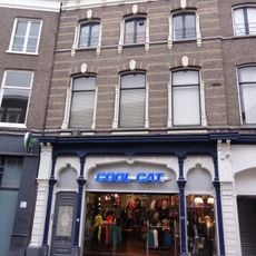 Winkel met bovenwoning