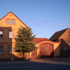 Bauernhof mit Wohnhaus, Ausgedingehaus, Seitengebäude und Hofmauer (mit Torbogen und Pforte) sowie Feldscheune Dorfstraße 36
