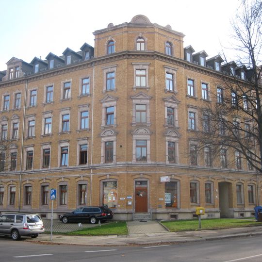 Mietshaus in geschlossener Bebauung in Ecklage, mit Vorgarten Hainstraße 140