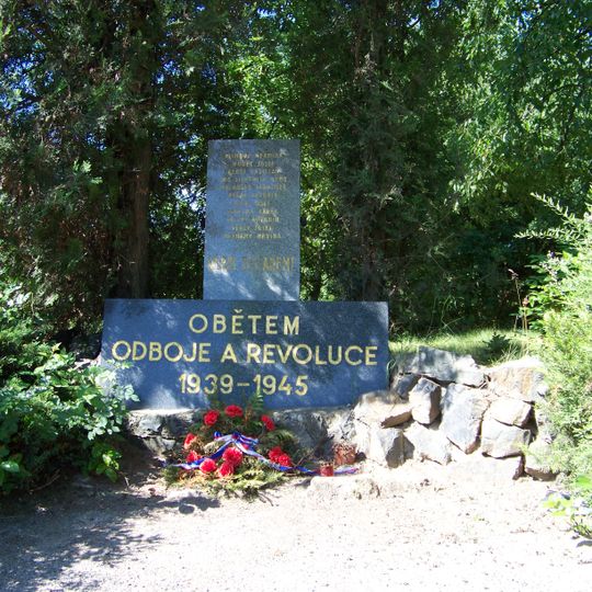 Pomník padlým na rohu ulic Komořanská a Na Šabatce v Komořanech