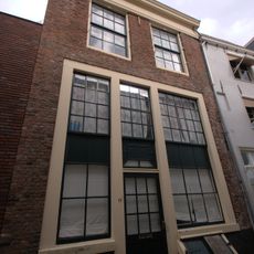 Pand met gepleisterde lijstgevel; onderpui intact