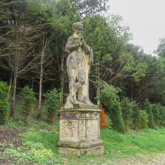 Socha hocha ve Valticích v zámeckém parku