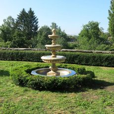 Kašna za kostelem svatých Petra a Pavla v Mimoni