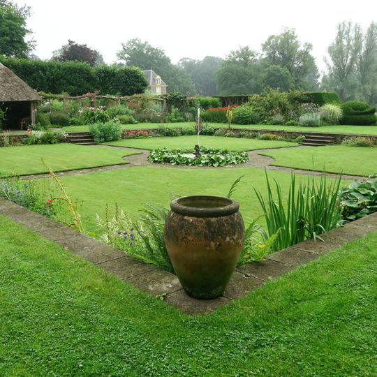 De Wiersse: twee oliekruiken van rood, ongeglazuurd aardewerk
