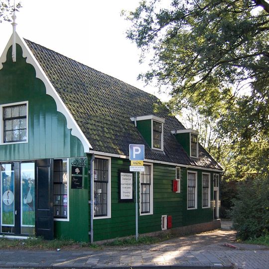 Houten huis in l-vorm